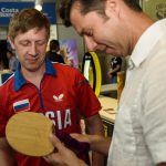 Vladimir Samsonov firmando en el stand de oliva si