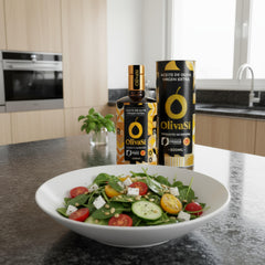 Aceite de oliva virgen extra Golden Edition 500ml sobre ensalada - OLIVA SÍ premium en crudo
